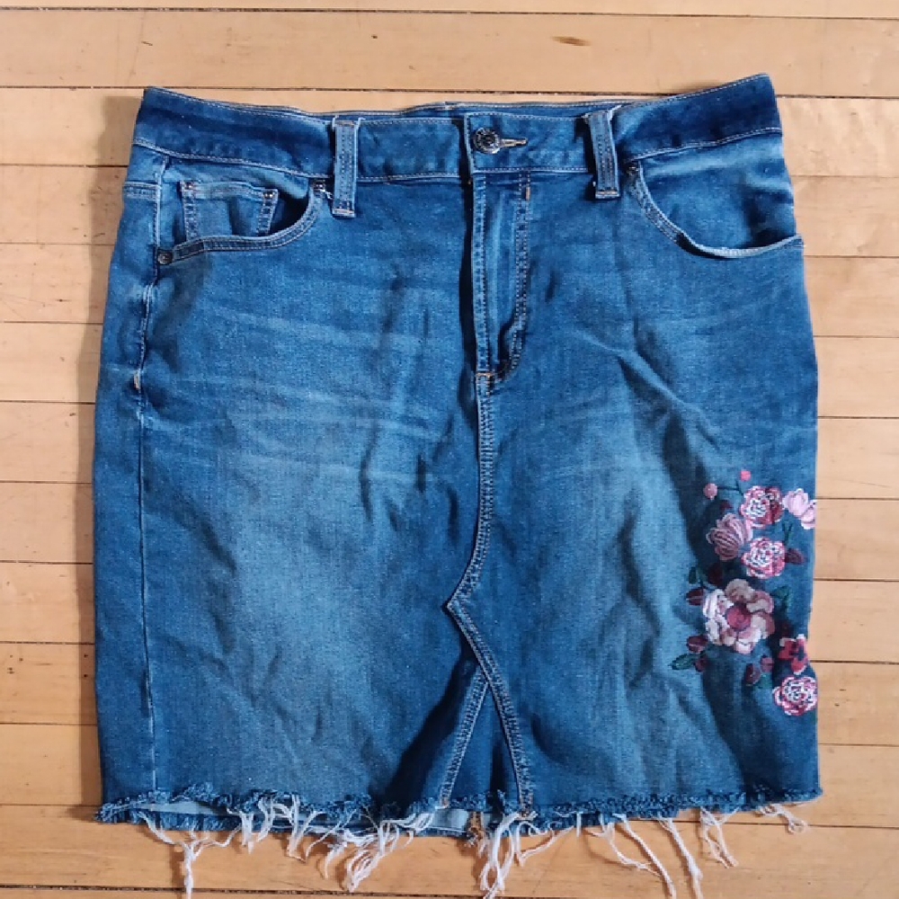 Seven7 Denim Blue Jeans Skirt With Embroideres Flowers